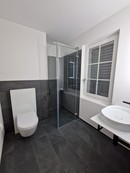 Gäste Dusche mit WC, Monolith und spez, Lavabo