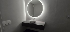 Grosser Lichtspiegel mit Lavabo und Unterbau