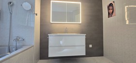 Modernes Lavabo mit einem eleganten Spiegelschrank