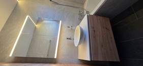 Holzmöbel mit aufgesetztem Lavabo