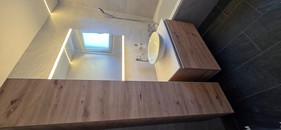 Holzmöbel mit Hochschrank