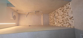 Begehbare Dusche mit Sitzbank und Regendusche